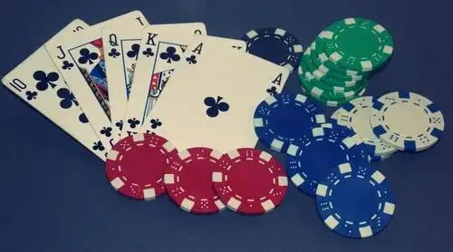 Pengguna lala33 memeriksa riwayat transaksi deposit dan penarikan di smartphone